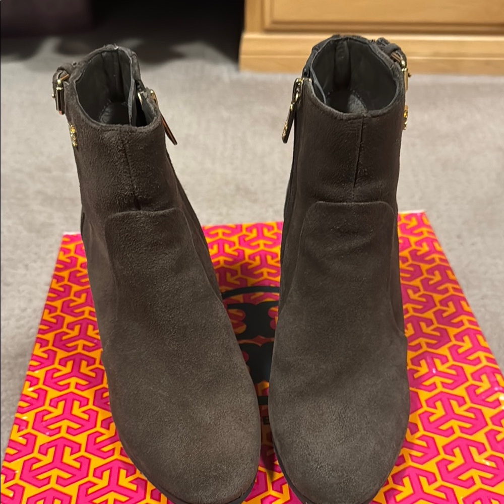 Elegant Gray Ankle Boots Tory Burch